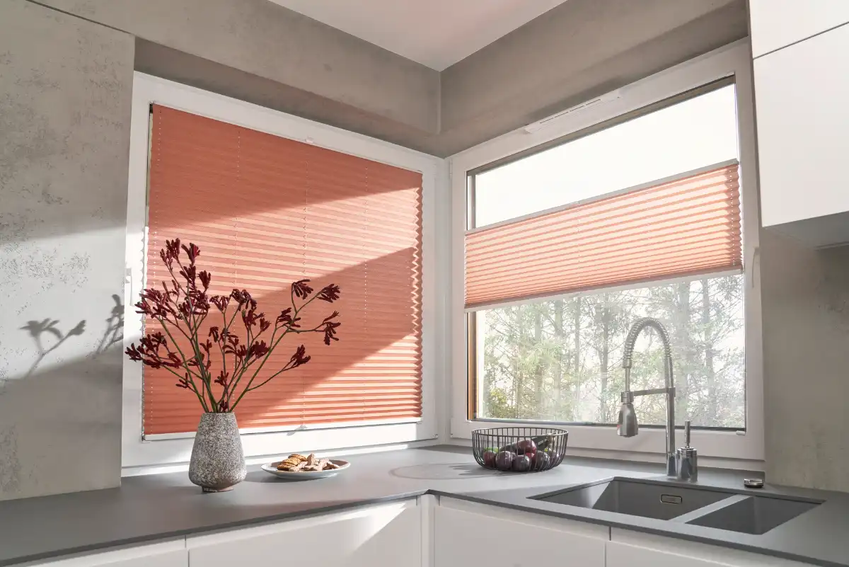 Stilvolle Plissees in einer modernen Küchenumgebung Moderne Küche mit orangefarbenen Plissees