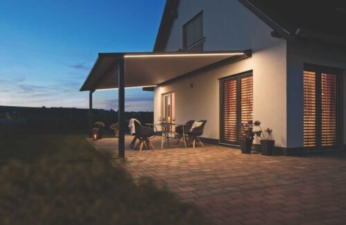 Pergolamarkise über Terrasse mit Sitzelementen und LED Beleuchtungen