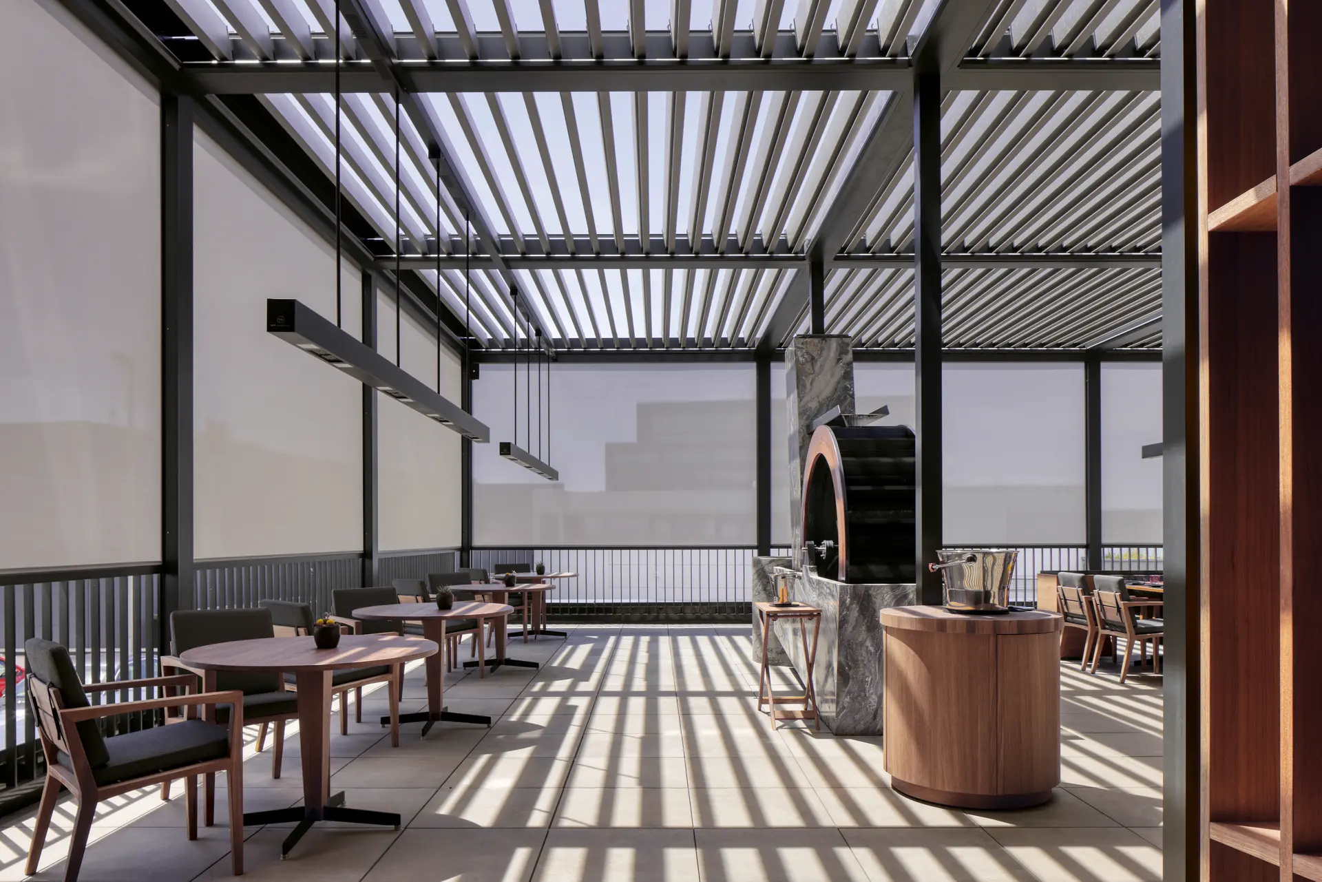 Lamellendach mit verstellbaren Lamellen Vertikale Fenstermarkisen in einem Restaurant mit mehreren Tischgruppen