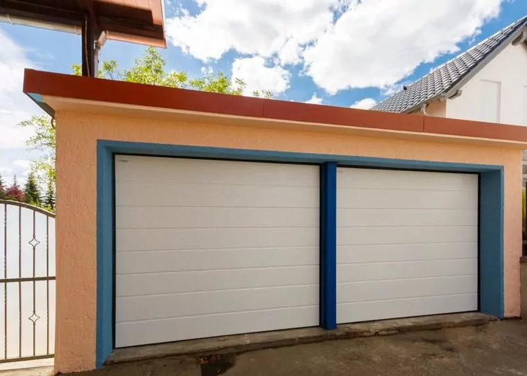 Abendliche Terrasse mit beleuchtetem rotem Sonnenschirm