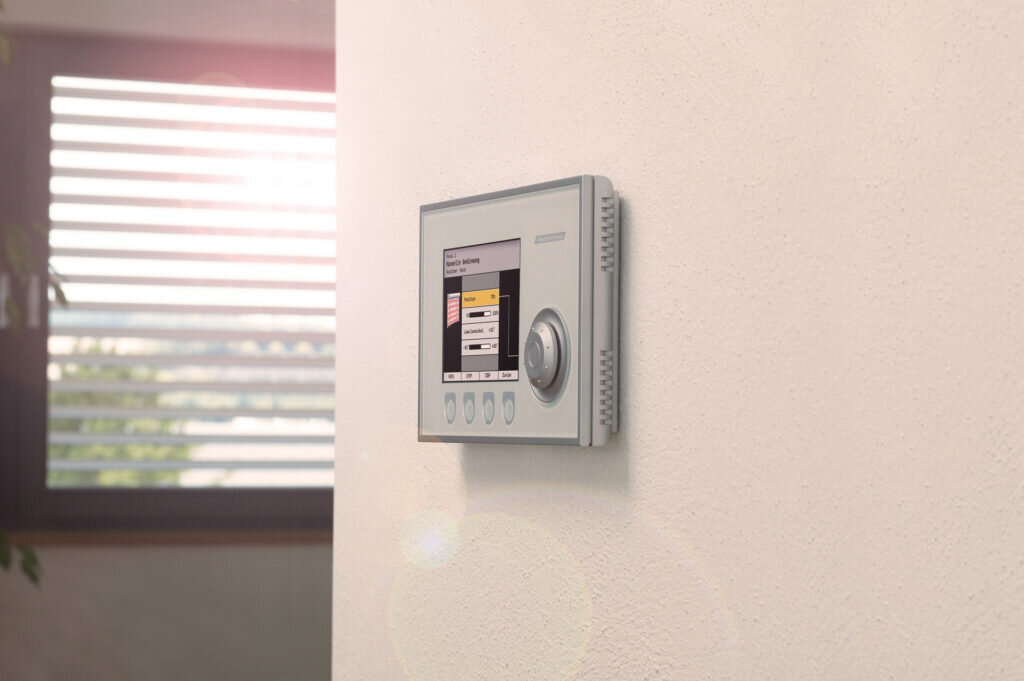 Modernes Einfamilienhaus mit Rollläden Rollladensteuerung an der Wand