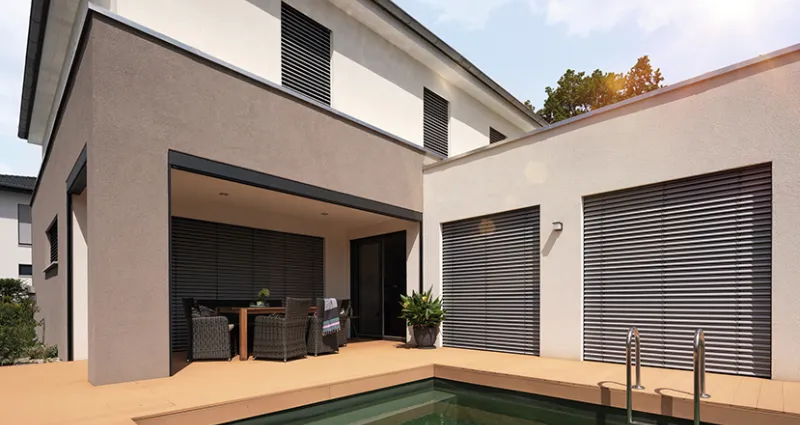 Außenjalousien für das Fenster Beiges Haus mit Außenjalousien und Pool