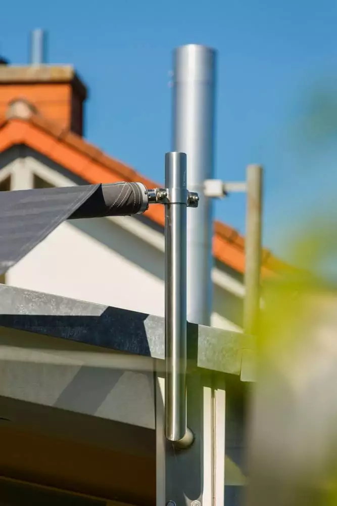 Automatische Terrassenbeschattung mit Fernbedienung Sonnensegel an der Stange befestigt