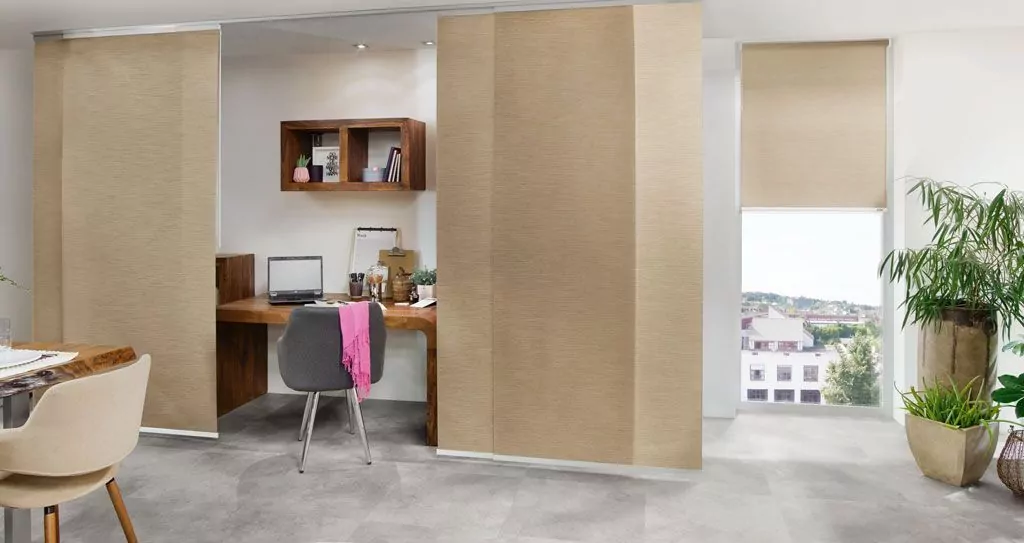 Wohnzimmer mit stilvollen Vorhängen Beige-braune Flächenvorhänge vor dem Schreibtisch