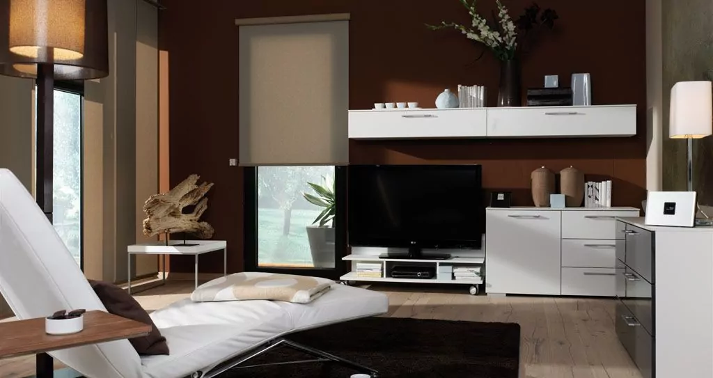 Wohnzimmer mit stilvollen Vorhängen Dunkelbraune Flächenvorhänge im Wohnzimmer