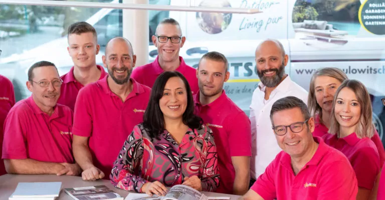 Abendliche Terrasse mit beleuchtetem rotem Sonnenschirm Team von Sapulowitsch