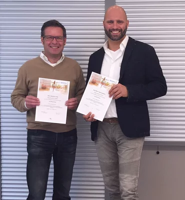 Abendliche Terrasse mit beleuchtetem rotem Sonnenschirm