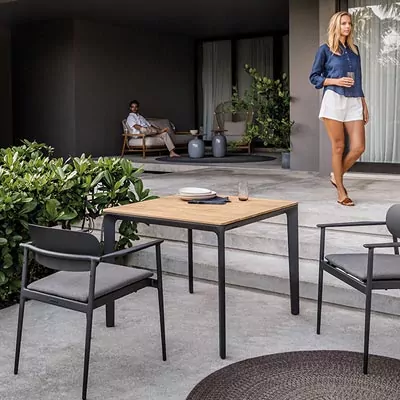 Abendliche Terrasse mit beleuchtetem rotem Sonnenschirm Kleiner Tisch mit zwei Stühlen