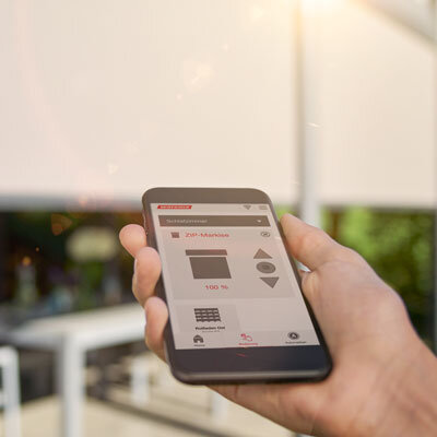 Modernes Einfamilienhaus mit Rollläden Handy mit Sonnenschutzsteuerungsapp