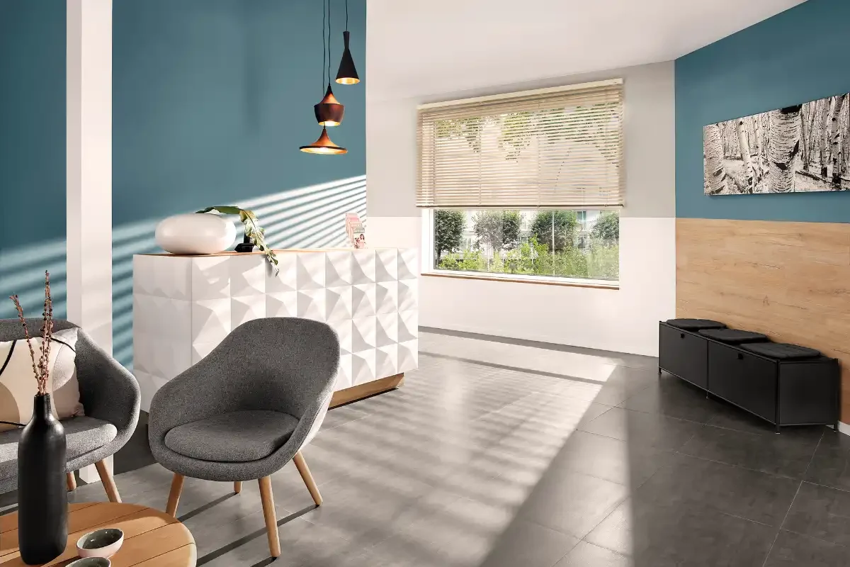 Helle Jalousien halb geöffnet