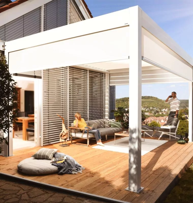 Lamellendach mit Stoffdach Weißes Lamellendach über dem Sitzbereich