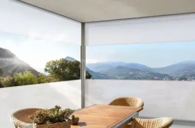 Fenster Markisen mit Tisch und Stühlen