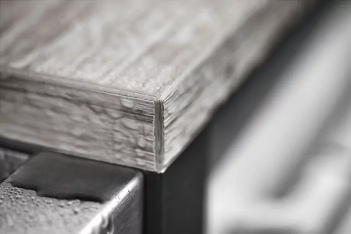 Abendliche Terrasse mit beleuchtetem rotem Sonnenschirm Thekenplatte für den Außenbereich