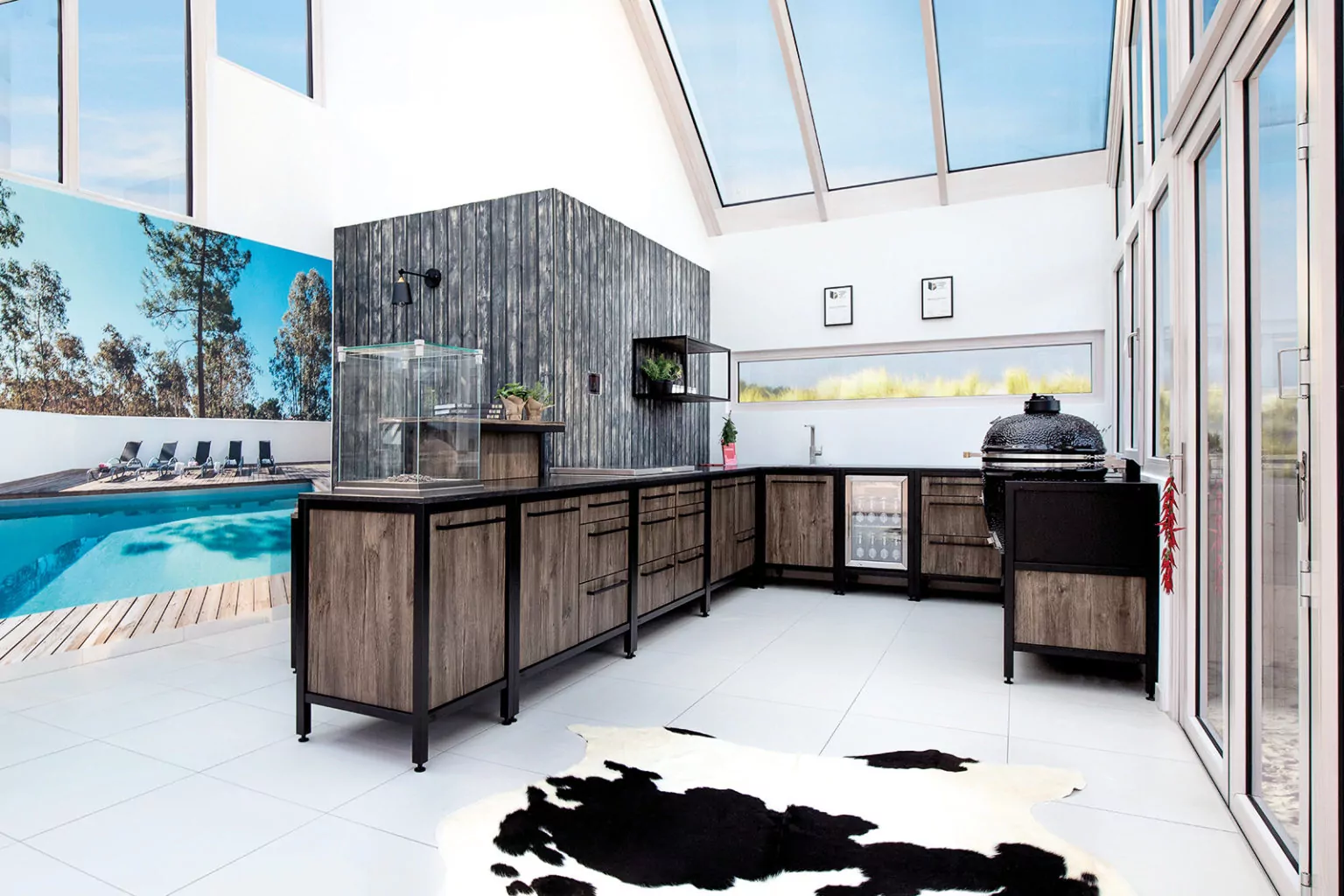 Abendliche Terrasse mit beleuchtetem rotem Sonnenschirm Holzoptik Outdoor Küche