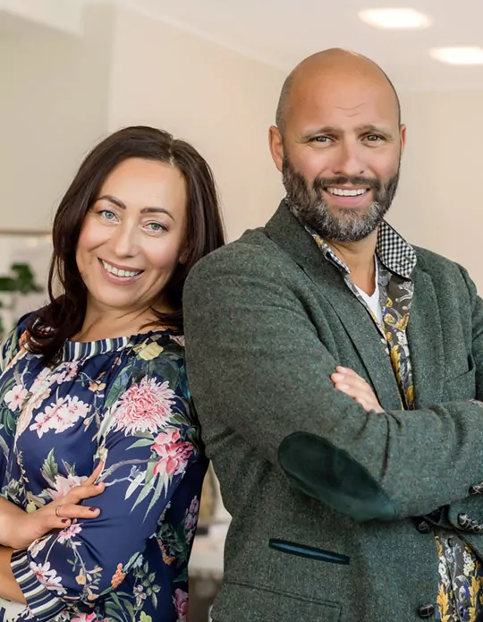 Abendliche Terrasse mit beleuchtetem rotem Sonnenschirm Inhaber von Sapulowitsch