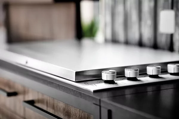 Abendliche Terrasse mit beleuchtetem rotem Sonnenschirm Outdoor Küche in Holzoptik mit schwarzer Steinplatte