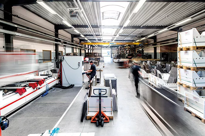 Abendliche Terrasse mit beleuchtetem rotem Sonnenschirm Lagerhalle von Sapulowitsch