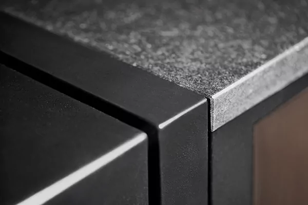 Abendliche Terrasse mit beleuchtetem rotem Sonnenschirm Schwarz graue Outdoor Küche