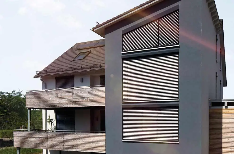 Rollladen ein grauem Haus