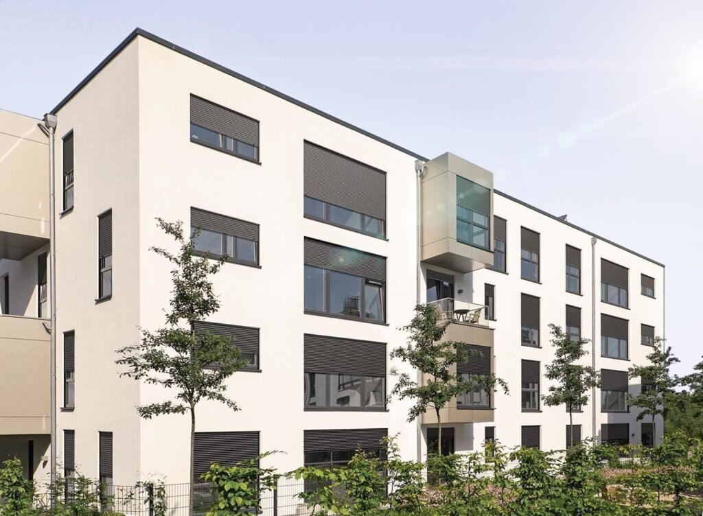 Modernes Einfamilienhaus mit Rollläden Wohnhaus mit dunklen Rollläden