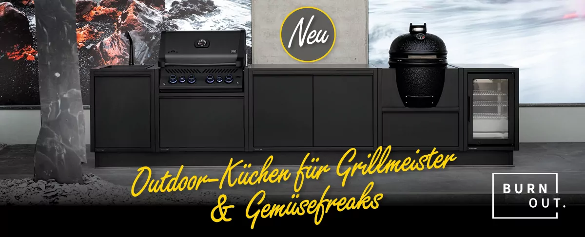 Abendliche Terrasse mit beleuchtetem rotem Sonnenschirm