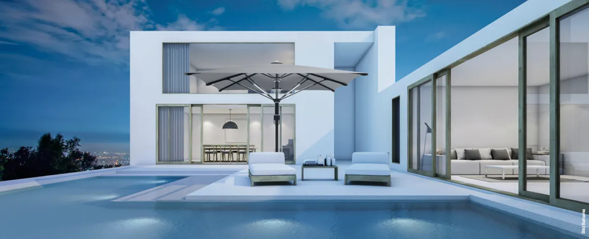 Abendliche Terrasse mit beleuchtetem rotem Sonnenschirm