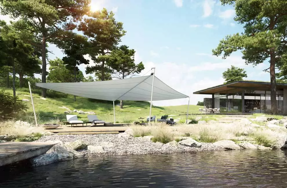 Automatische Terrassenbeschattung mit Fernbedienung Graues Sonnensegel neben dem Teich