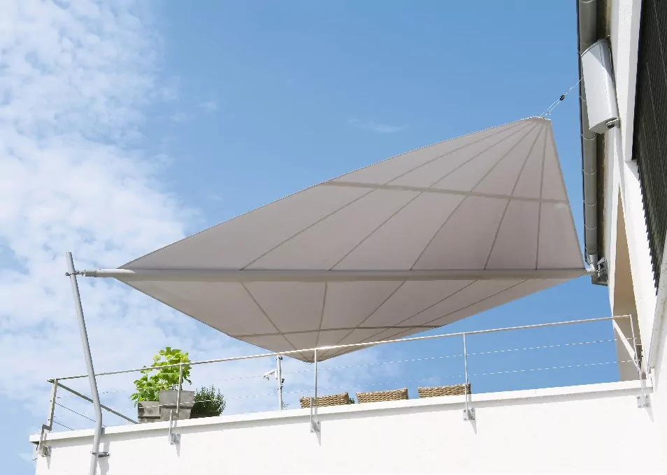 Automatische Terrassenbeschattung mit Fernbedienung Graues Sonnensegel für die Dachterrasse
