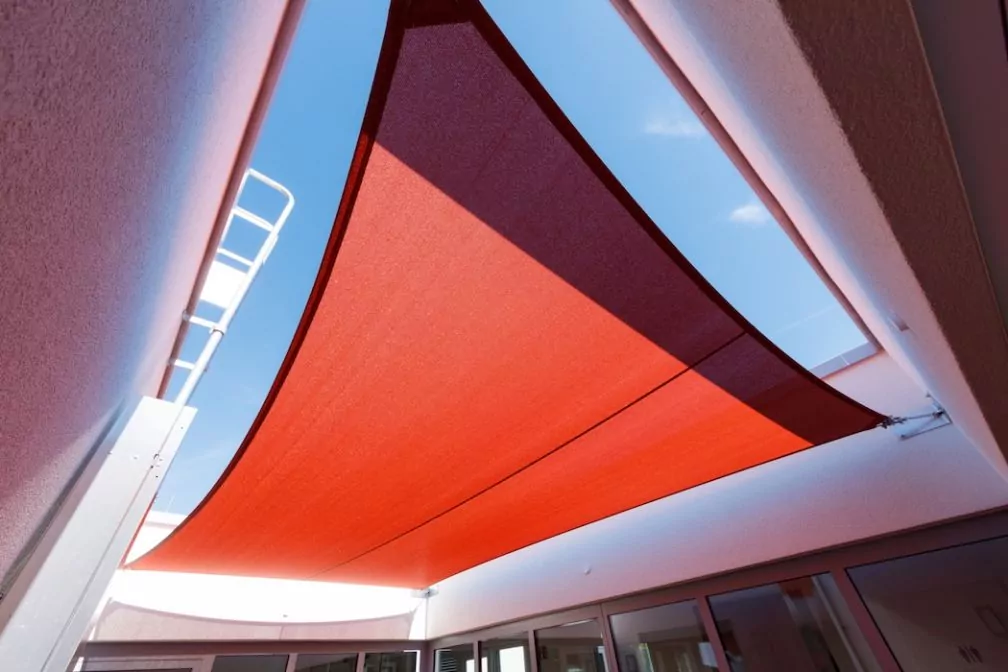 Automatische Terrassenbeschattung mit Fernbedienung Rotes asymmetrisches Sonnensegel