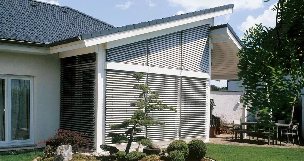 Außenjalousien für das Fenster Schräge Außenjalousien am Fenster