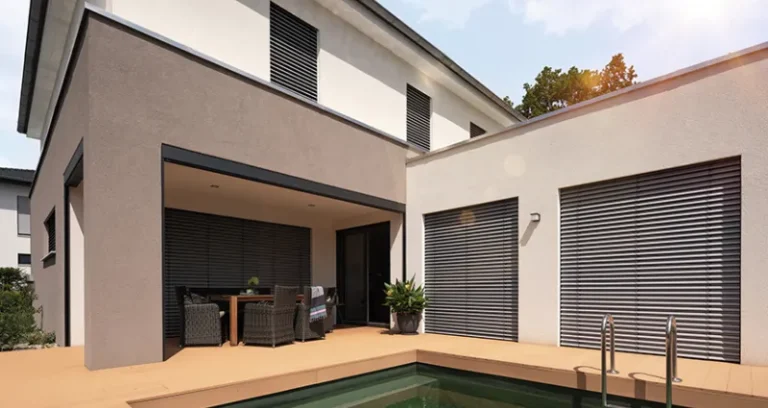 Außenjalousien für das Fenster Beiges Haus mit Außenjalousien und Pool