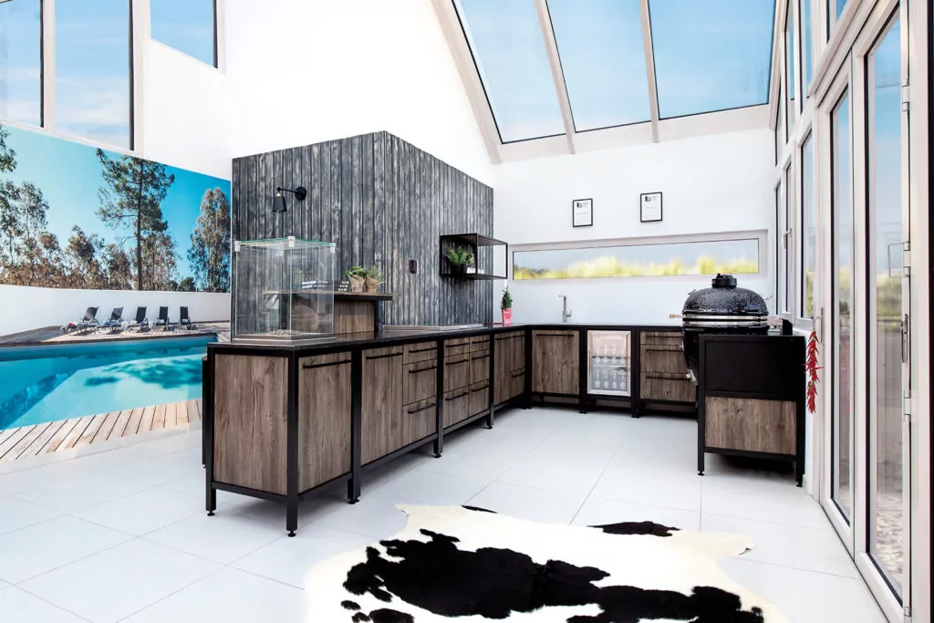 Abendliche Terrasse mit beleuchtetem rotem Sonnenschirm Outdoor Küche Burnout U Form