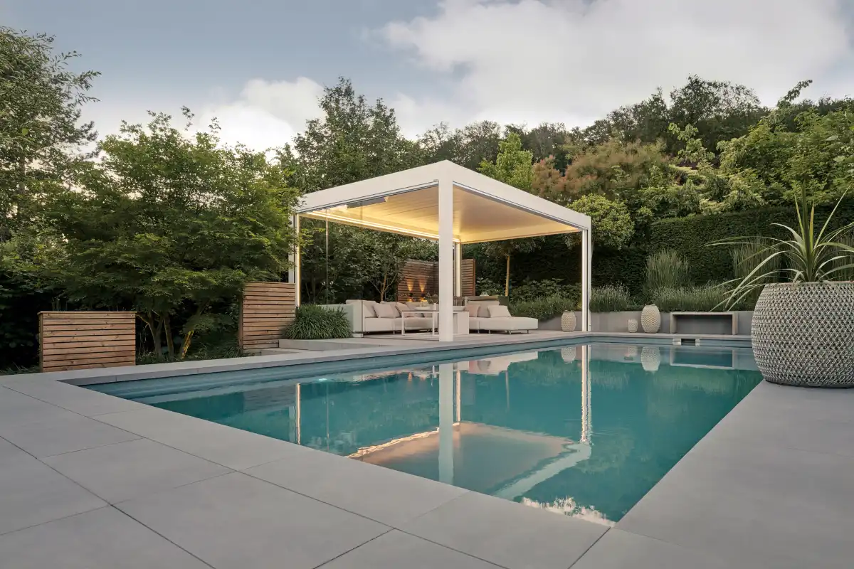 Weißes Lamellendach mit Beleuchtung über der Sitzecke