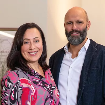Abendliche Terrasse mit beleuchtetem rotem Sonnenschirm Inhaber von Sapulowitsch