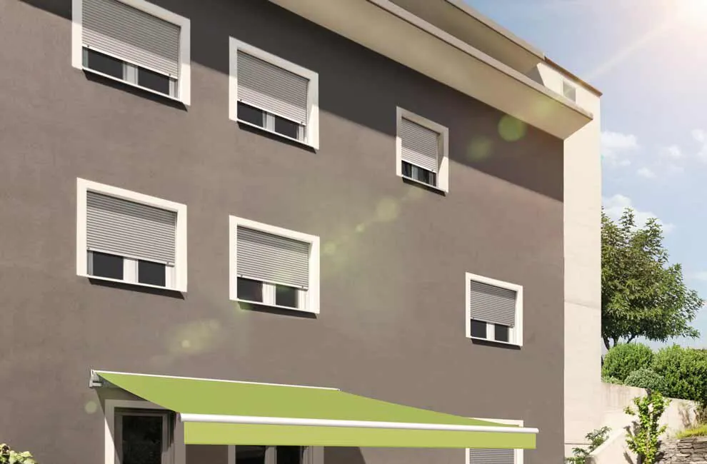 Braunes Haus mit hellen Rollläden