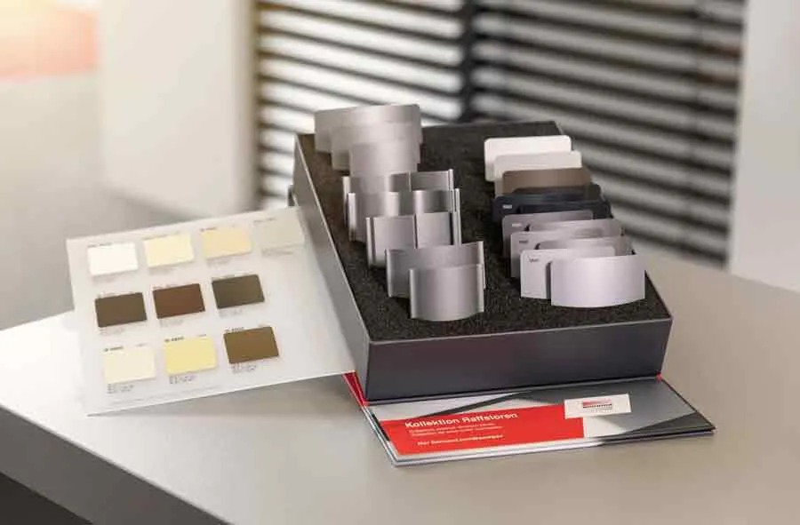 Modernes Einfamilienhaus mit Rollläden Verschiedene Lamellenarten und -farben