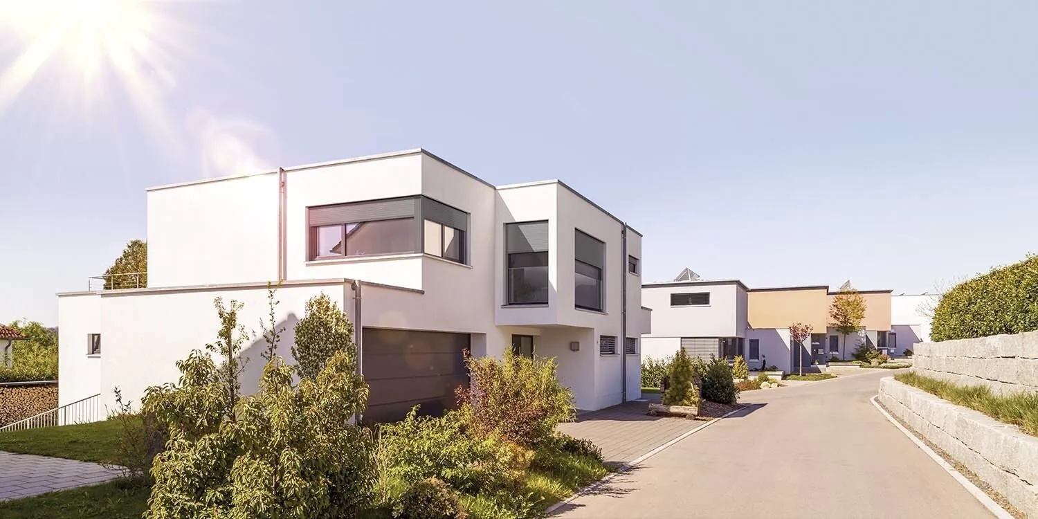 Modernes Einfamilienhaus mit Rollläden Moderner Neubau mit grauen Rollläden