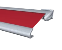 Markisenkassette mit rotem Tuch