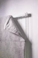 Raffrollo kann durch Klettverschluss zum Waschen abgenommen werden.